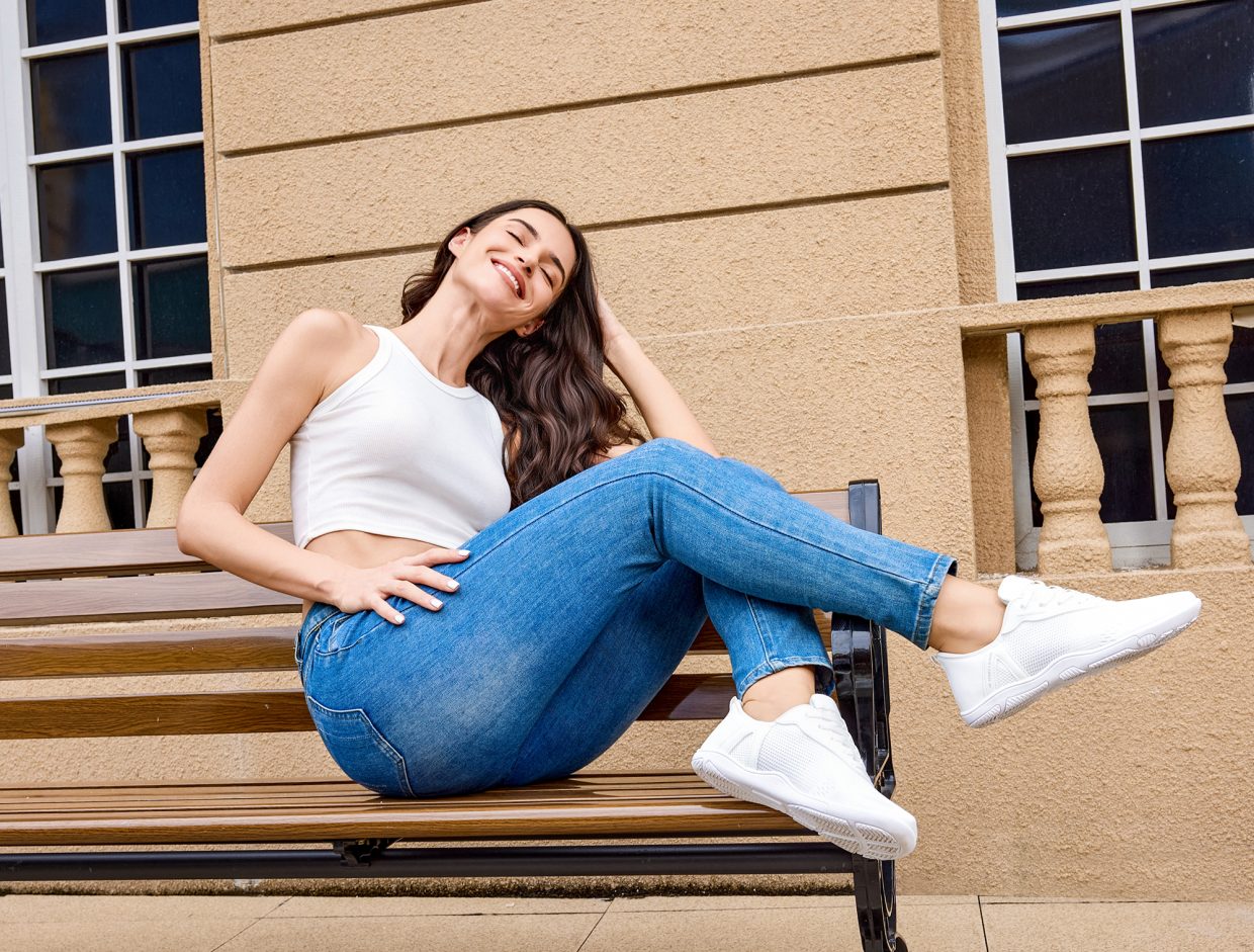 PROFESSIONAL JEANS PHOTOGRAPHY WITH WHITE FEMALE MODELS – ELEVATE YOUR BRAND IMAGE