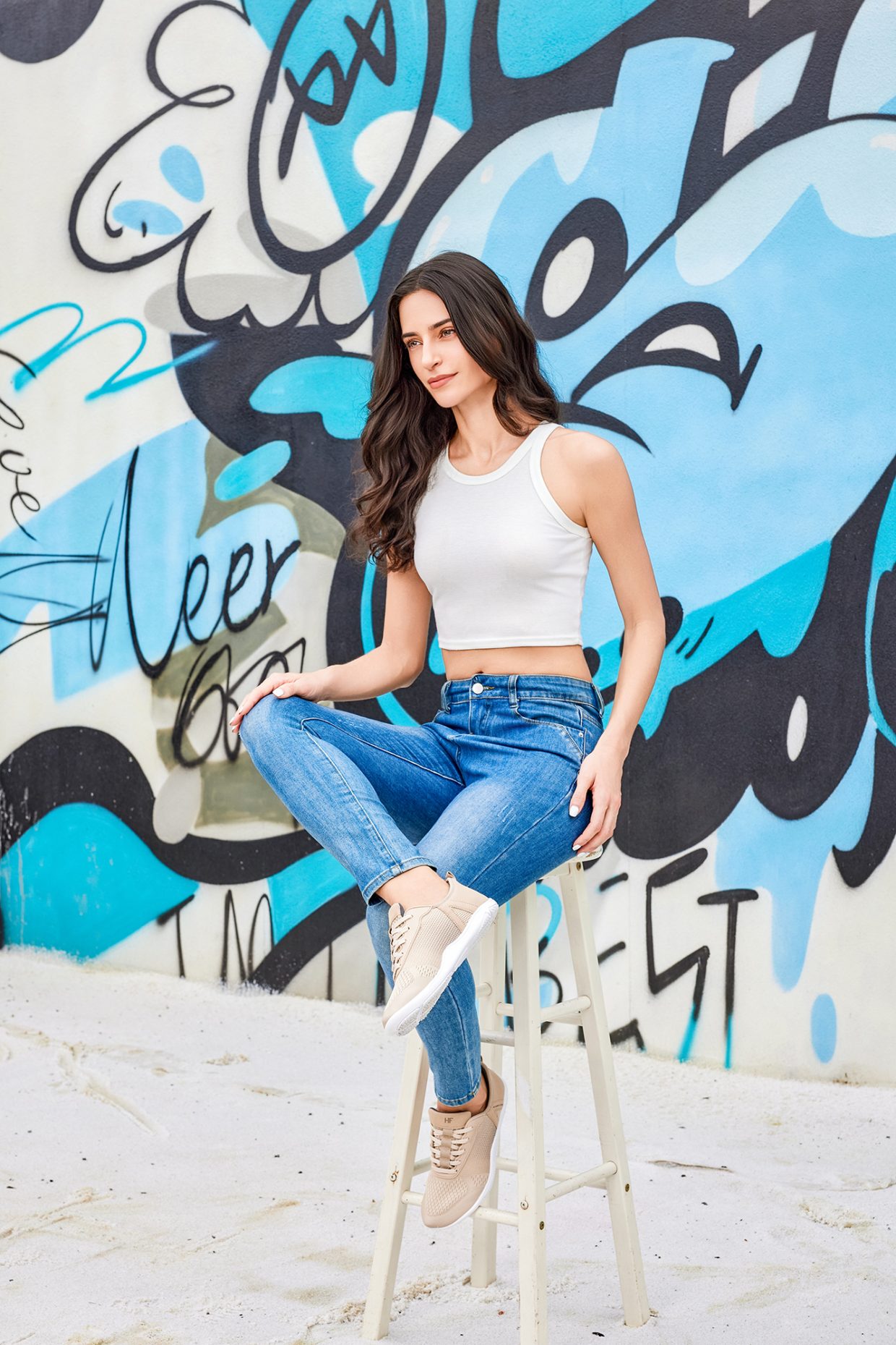PROFESSIONAL JEANS PHOTOGRAPHY WITH WHITE FEMALE MODELS – ELEVATE YOUR BRAND IMAGE